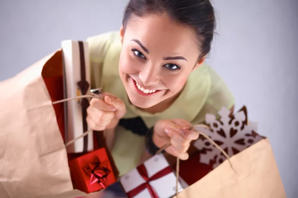 Femme souriante avec cadeaux de Noël — Photo