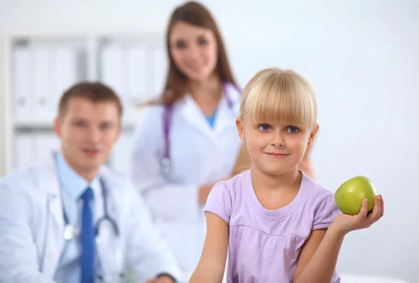 Médico femenino examinando a un niño con estetoscopio en cirugía — Foto de Stock