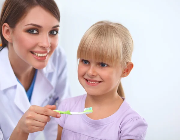 Dentista e menina no consultório do dentista — Fotografia de Stock