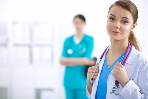 Woman doctor standing with folder at hospital — Stock Photo, Image