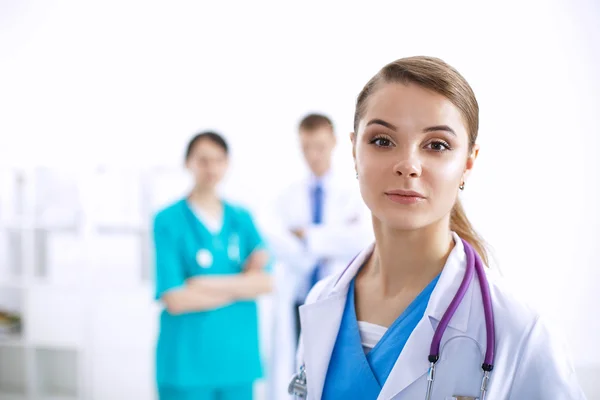 Woman doctor standing with folder at hospital — Stock Photo, Image