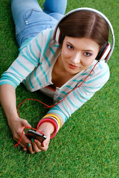 Kvinnan lyssnar på musiken — Stockfoto