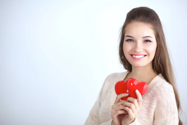 Retrato de bela mulher feliz segurando um coração símbolo . — Fotografia de Stock