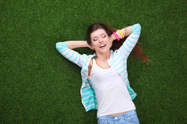 Bovenaanzicht van mooie jonge vrouw houden handen achter hoofd — Stockfoto