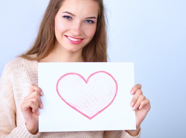 Genç güzel kadın gösteren hediye kartı portresi. Sevgililer günü