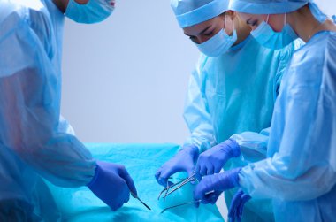 Ekip cerrahı ameliyathanede..