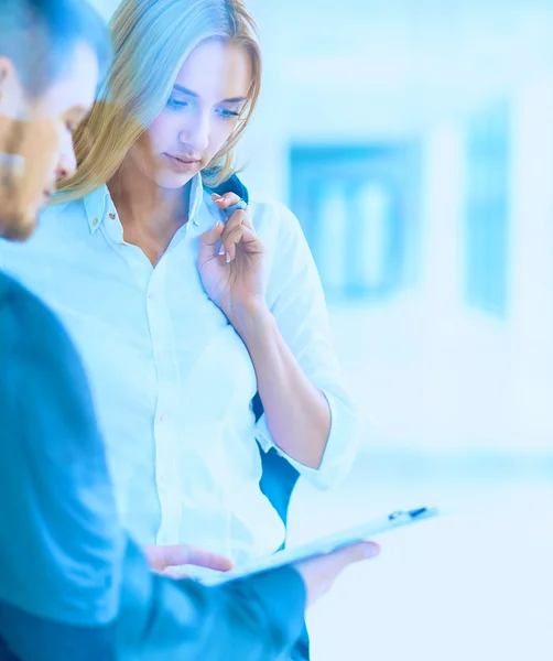 Ler framgångsrik verksamhet team står i office — Stockfoto