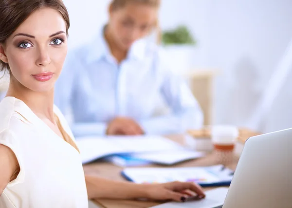 Portrait d'une femme d'affaires assise au bureau avec un ordinateur portable — Photo