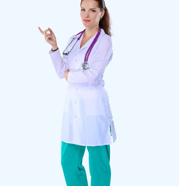 Mujer joven médico señalando algo, de pie en el hospital — Foto de Stock