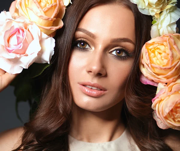 Porträtt av en vacker kvinna med blommor i håret. Fashion — Stockfoto