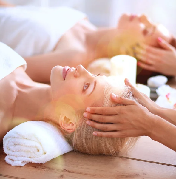 Dos mujeres hermosas jóvenes relajándose y disfrutando en el centro de spa — Foto de Stock