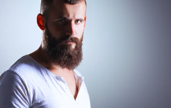 Retrato de homem bonito em pé, isolado sobre fundo cinza — Fotografia de Stock