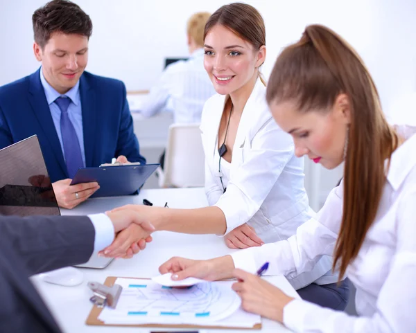 Gente de negocios dándose la mano, terminando una reunión, en la oficina — Foto de Stock