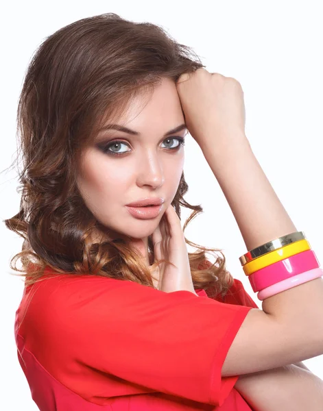 Hermosa mujer con el pelo rizado con una chaqueta roja, aislado sobre fondo blanco — Foto de Stock