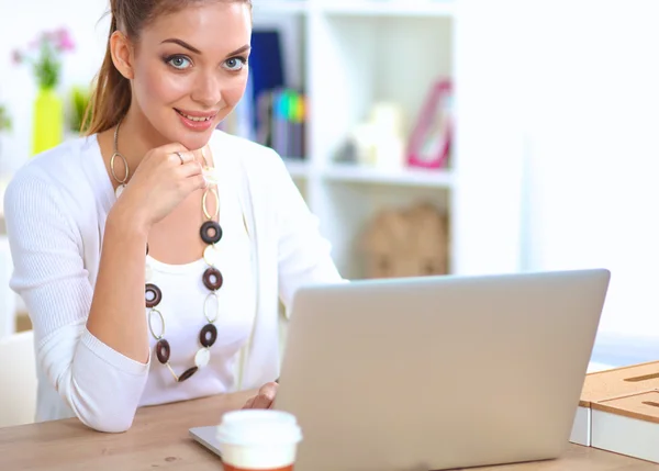 Porträtt av en affärskvinna som sitter vid skrivbordet med laptop — Stockfoto