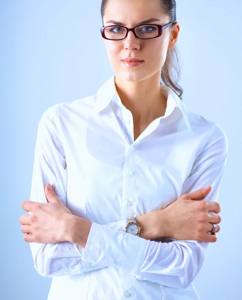 Junge Frau stehend, isoliert auf grauem Hintergrund — Stockfoto