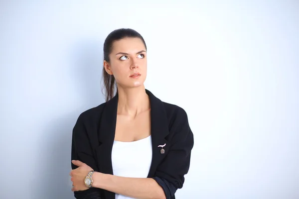 Giovane donna in piedi, isolata su sfondo grigio — Foto Stock