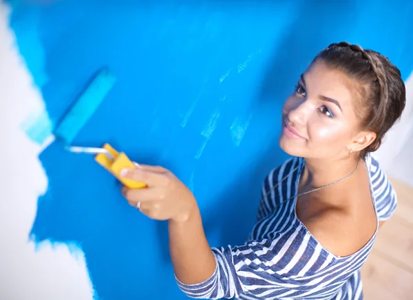 Gelukkig mooi jong vrouw doen muur schilderen — Stockfoto
