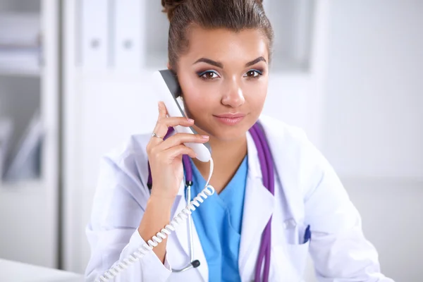 Médecin féminin parlant au téléphone dans le centre de diagnostic — Photo