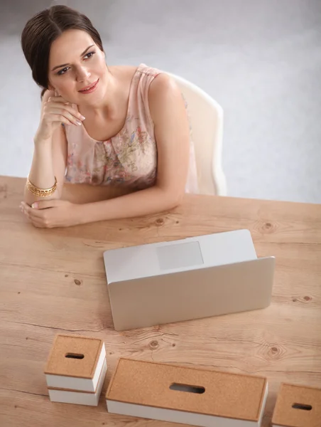 Aantrekkelijke zakenvrouw zit op het bureau in het kantoor — Stockfoto