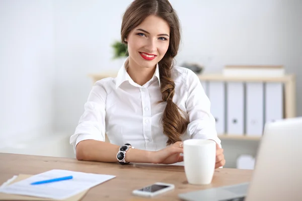 Attraente donna d'affari seduta sulla scrivania in ufficio — Foto Stock