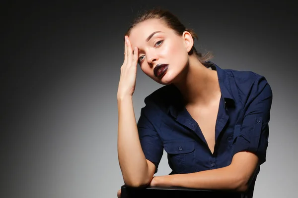 Retrato de hermosa cara de mujer joven. Aislado sobre fondo negro — Foto de Stock