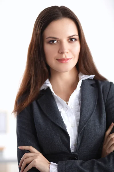 Портрет деловой женщины, стоящей со скрещенными руками в кабинете — стоковое фото