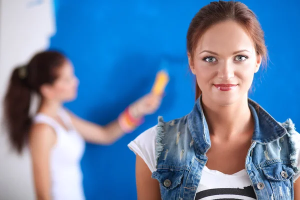 Hermosa joven mujer haciendo pintura de pared — Foto de Stock