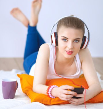 yatan genç kadın kat ve müzik dinlemek