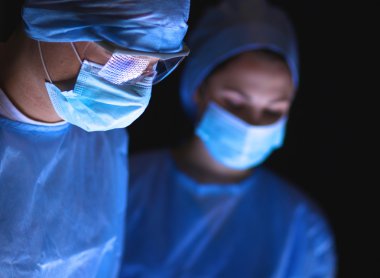 Ekip cerrahı ameliyathanede..