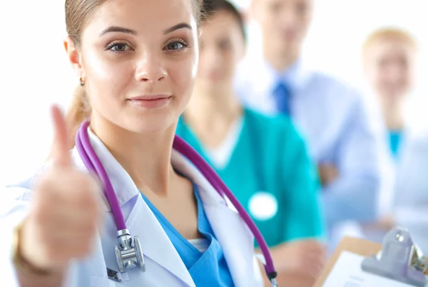 Jovem médico feliz mostrando polegares para cima — Fotografia de Stock