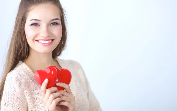 Retrato de bela mulher feliz segurando um coração símbolo . — Fotografia de Stock