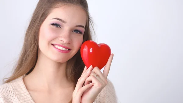 Portret pięknej kobiety szczęśliwy gospodarstwa serce symbol. — Zdjęcie stockowe