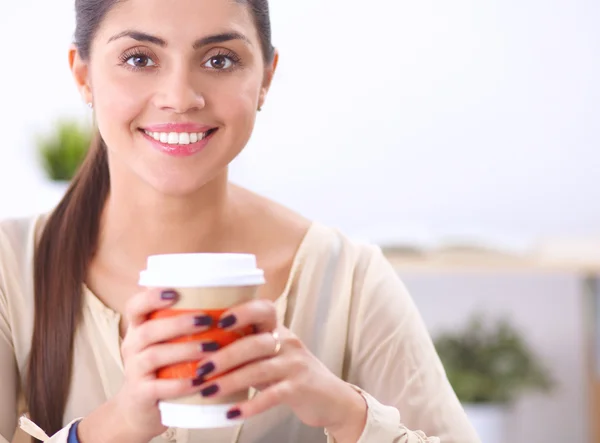 Mulher de negócios bonita desfrutando de café no escritório brilhante — Fotografia de Stock