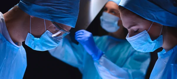 Takım cerrahı ameliyatta.