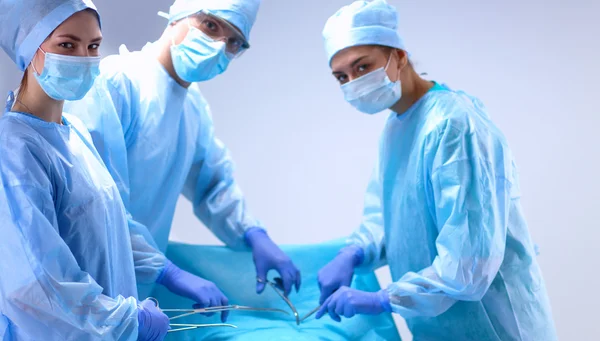 Teamchirurg aan het werk in de operatiekamer. — Stockfoto