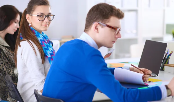 Junge Geschäftsleute arbeiten im Büro an neuem Projekt — Stockfoto