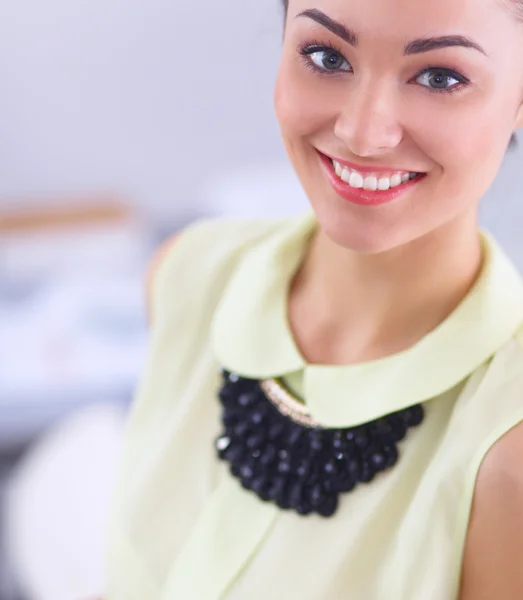 Moderne jonge modeontwerper aan het werk in studio. — Stockfoto