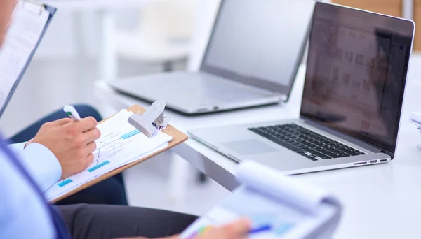 Uomini d'affari seduti e che scrivono alla riunione di lavoro, in ufficio — Foto Stock