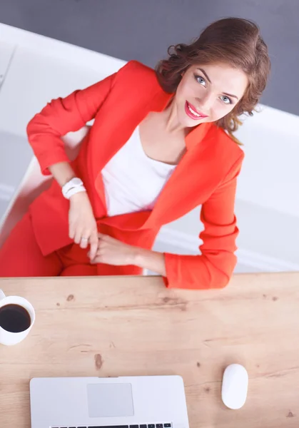 Aantrekkelijke vrouw aan het bureau, werkend met laptop computer — Stockfoto