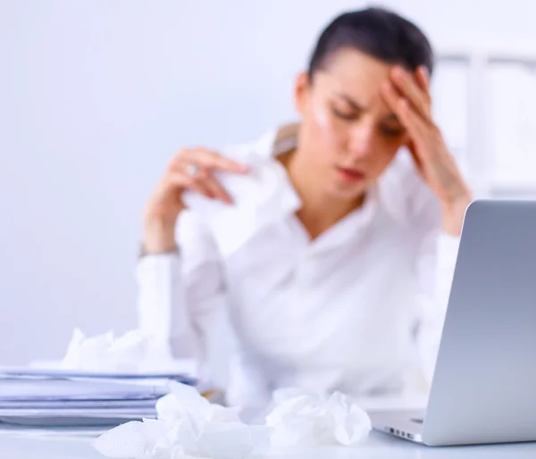 Gestresste Geschäftsfrau sitzt am Schreibtisch im Büro — Stockfoto