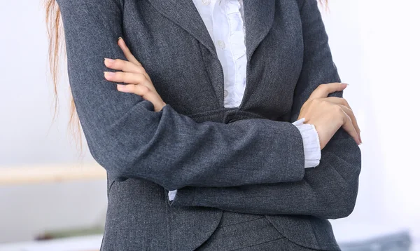 Retrato de mulher de negócios de pé com braços cruzados no escritório — Fotografia de Stock