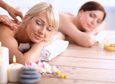 rahatlatıcı ve spa merkezinde zevk iki genç güzel kadın