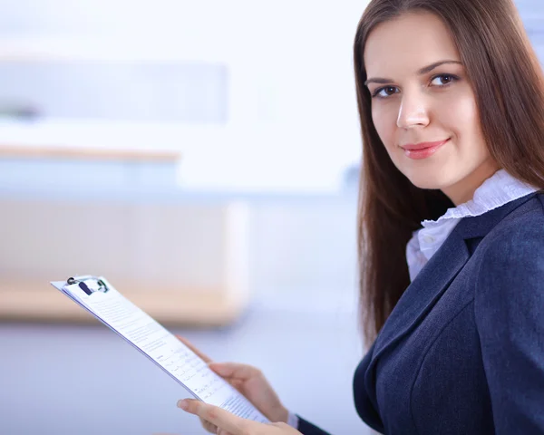 Empresária atraente sentada no escritório — Fotografia de Stock