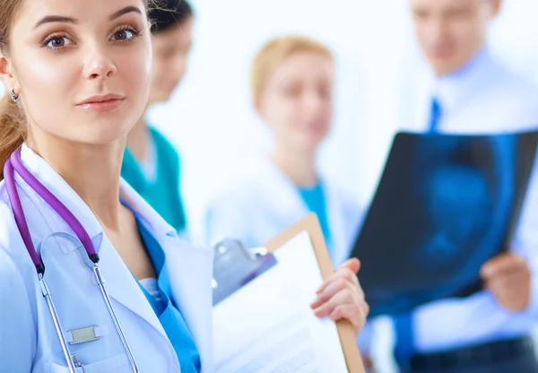 Attractive female doctor in front of medical group — Stock Photo, Image