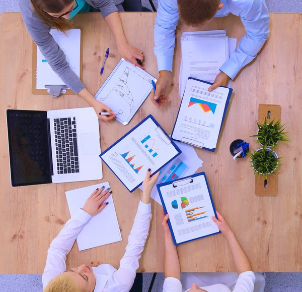 Zakenmensen zitten en discussiëren op zakelijke bijeenkomst, in functie — Stockfoto