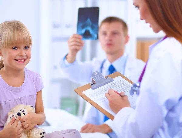 Médico femenino examinando a un niño con estetoscopio en cirugía —  Fotos de Stock