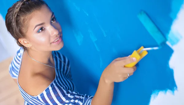 Feliz hermosa joven mujer haciendo pintura de pared, —  Fotos de Stock