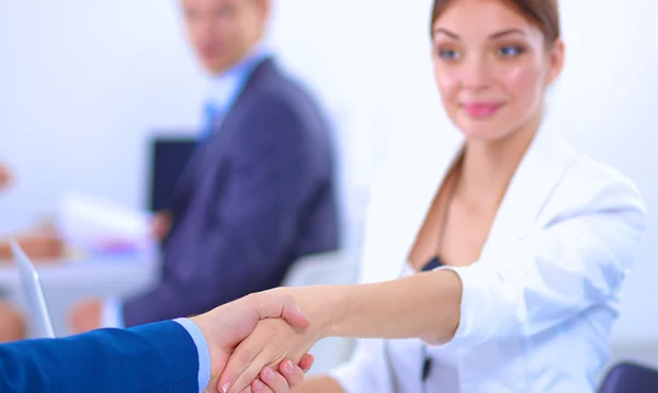 Gente de negocios dándose la mano, terminando una reunión, en la oficina — Foto de Stock