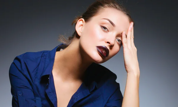 Retrato de belo rosto de mulher jovem. Isolado em fundo preto — Fotografia de Stock